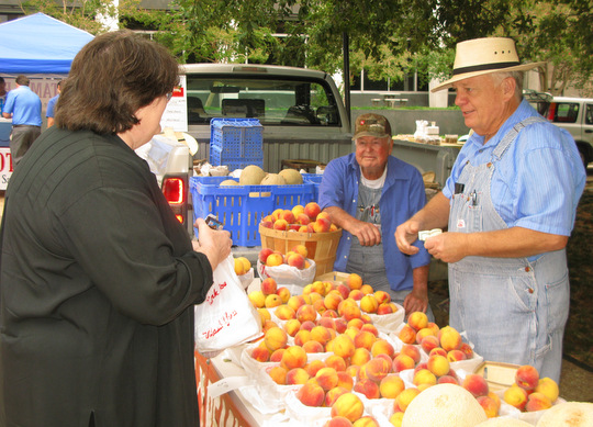 Danny Russell selling Texas peaches